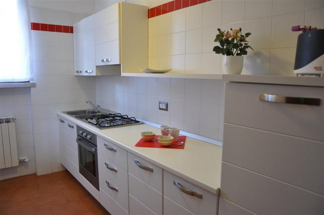 Küche mit Kühlschrank und Backofen